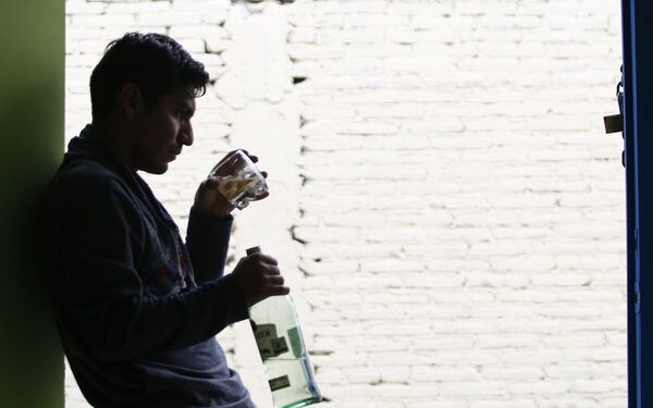 Falta de límites a los hijos causa alcoholismo, advierte médico