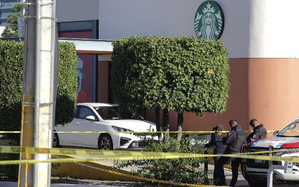 Matan a un hombre y hieren a otro en estacionamiento de Galerías Las Ánimas