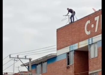 Hombre intentó arrojarse de lo alto de un edificio en San Bartolo