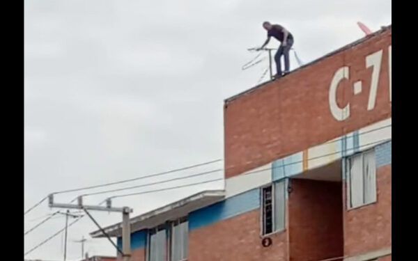 Hombre intentó arrojarse de lo alto de un edificio en San Bartolo