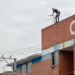Hombre intentó arrojarse de lo alto de un edificio en San Bartolo