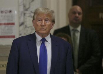 Trump es multado por violar “orden mordaza” en caso por fraude