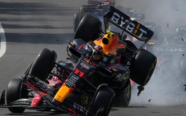 Choca «Checo» Pérez y queda fuera del GP de México; Max Verstappen suma otra victoria