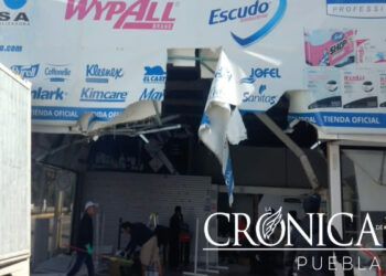 Deja 16 lesionados choque de conductor ebrio contra camión de transporte de personal en Puebla