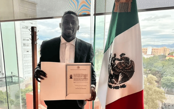 Julián Quiñones recibe su carta de naturalización y podrá jugar con la Selección Mexicana