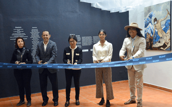 Rectora BUAP inaugura la exposición “El oleaje, las formas del arte”