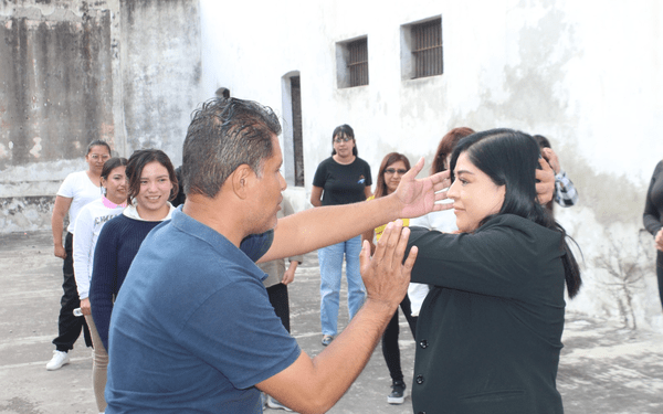 Trabajadoras del Congreso de Puebla participan en taller de defensa personal