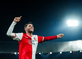 Santiago Giménez debuta en Champions con doblete ante la Lazio
