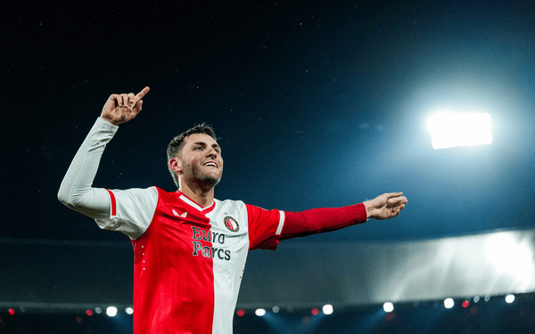 Santiago Giménez debuta en Champions con doblete ante la Lazio