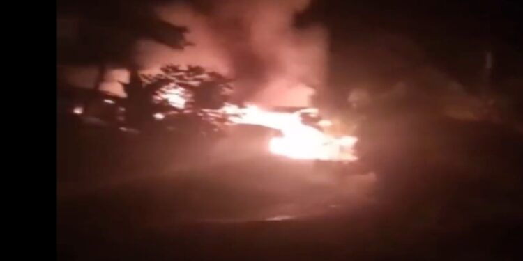 Matan a una familia e incendian su casa en Zoquitlán