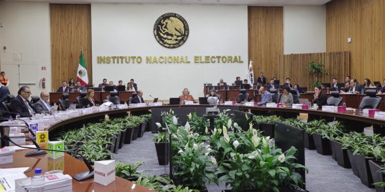 Partidos políticos deberán postular a cinco mujeres para gubernaturas, avala el INE