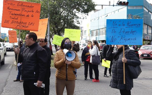 Realizan trabajadores del ISSSTEP paro de labores