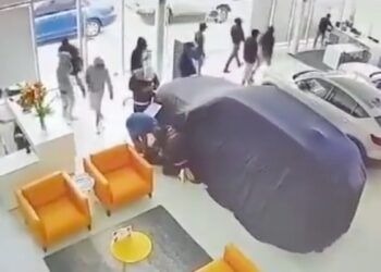 Roba comando 10 vehículos Volvo en León; recuperan nueve