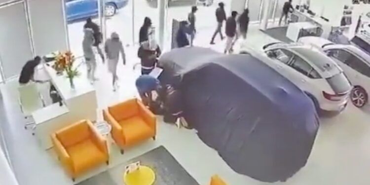 Roba comando 10 vehículos Volvo en León; recuperan nueve