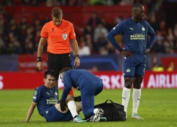 Chucky Lozano se lesiona en remontada del PSV al Sevilla