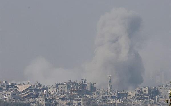 Ataque de Israel a ambulancias deja 13 muertos en Gaza