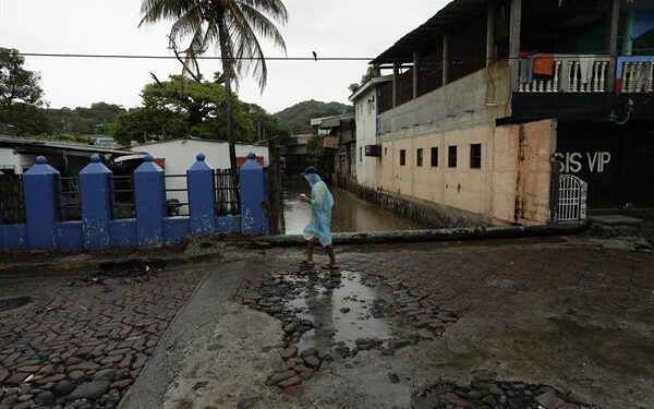 Tormenta Pilar deja 3 muertos tras su paso por El Salvador