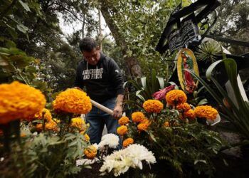 Miles de mexicanos acuden a los panteones para recordar a sus difuntos