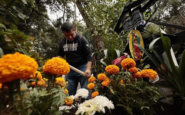 Miles de mexicanos acuden a los panteones para recordar a sus difuntos