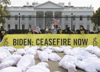 Con falsos cadáveres frente a la Casa Blanca, piden el alto al fuego en Gaza
