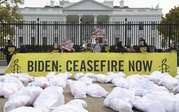Con falsos cadáveres frente a la Casa Blanca, piden el alto al fuego en Gaza