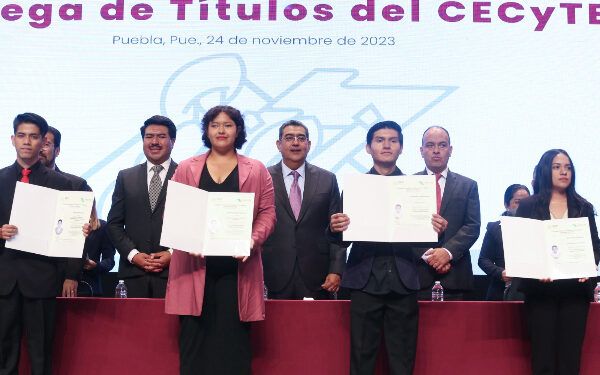 Entrega Céspedes Peregrina siete mil títulos profesionales a egresados del CECyTE