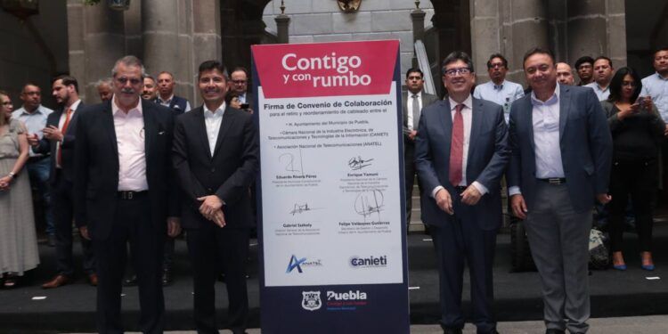 Signa ayuntamiento convenio para retiro de cableado aéreo en Puebla capital