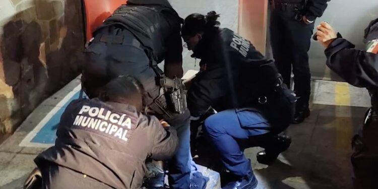 Policías de SSC auxilian a mujer que dio a luz en el barrio de El Alto