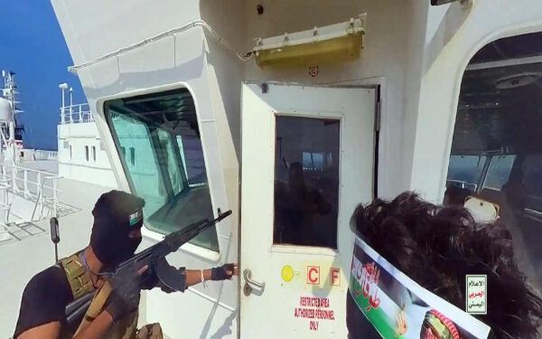 Rebeldes huthis secuestran buque con dos mexicanos abordo