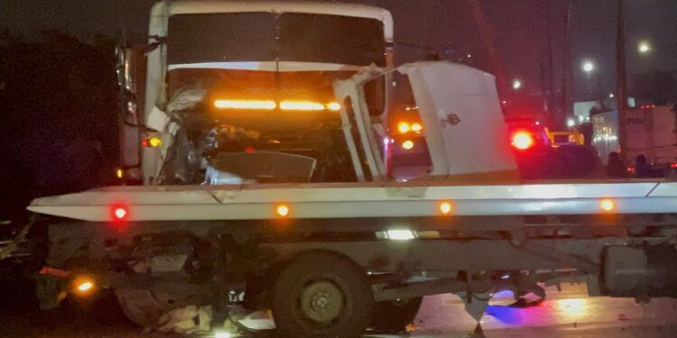 Muere hombre prensado tras colisión de tráiler contra grúa en el Periférico
