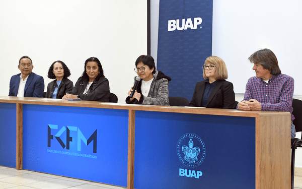 BUAP celebra 50 años de Físico Matemáticas
