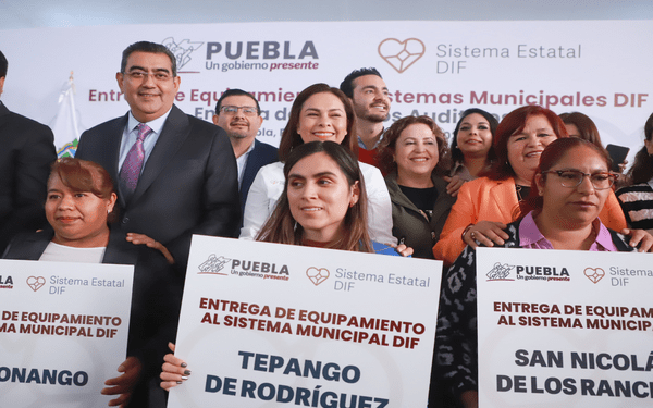 Entregan aparatos auditivos y equipamiento a 47 sistemas municipales DIF de Puebla
