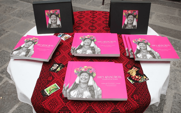 Publican libro de fotografías etnográficas del Huey Atlixcáyotl