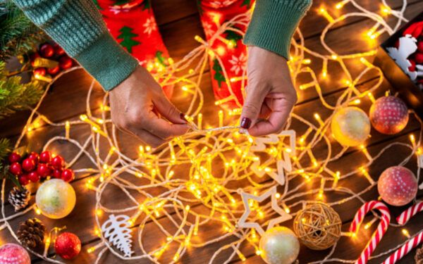 Medidas de seguridad para la colocación de adornos y árboles navideños