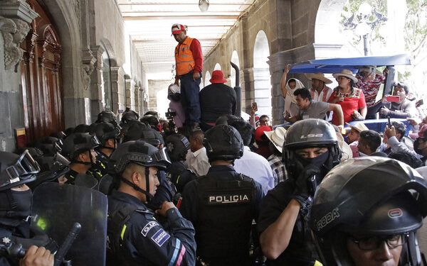 Por cierre de bares, vandalizan y agreden