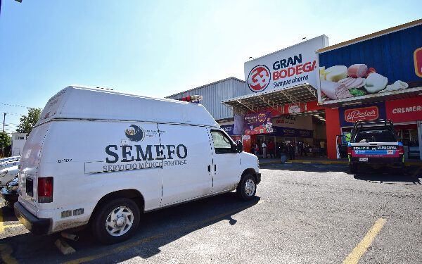 Tiran feto en baños de la plaza comercial Loma Bella