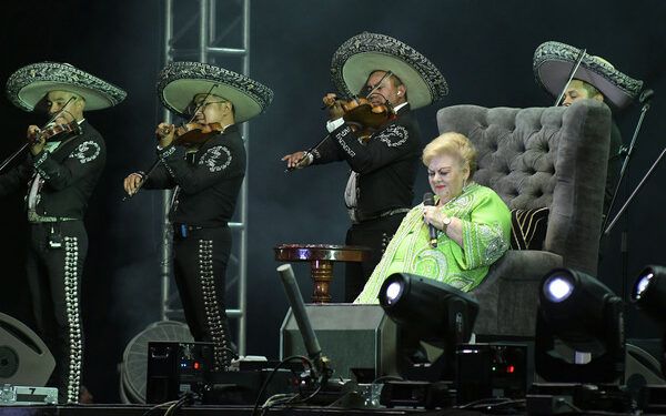 Hospitalizan a Paquita la del Barrio para cirugía ocular