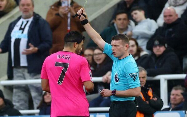 Expulsan a Raúl Jiménez en derrota del Fulham