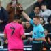 Expulsan a Raúl Jiménez en derrota del Fulham