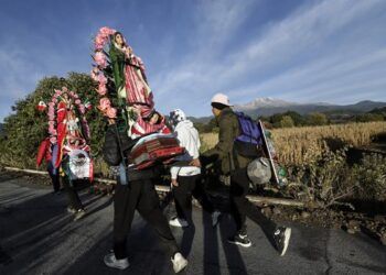 Peregrinos desbordan su fe, camino a la Basílica de Guadalupe