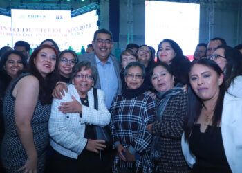 Reconoce gobernador trabajo de burócratas