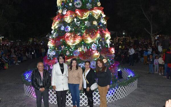 Asisten más de mil personas al encendido del árbol navideño en Texmelucan