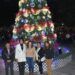Asisten más de mil personas al encendido del árbol navideño en Texmelucan