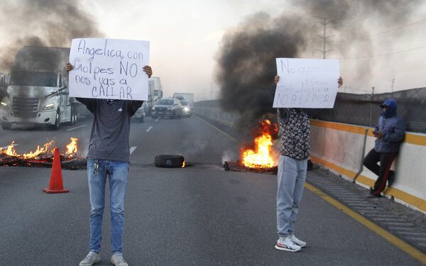 Pobladores de Huejotzingo bloquean la autopista México-Puebla, tras enfrentamiento con la Policía Estatal