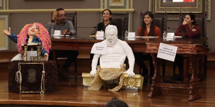 Congreso de Puebla realiza concurso de “piñatas legislativas”