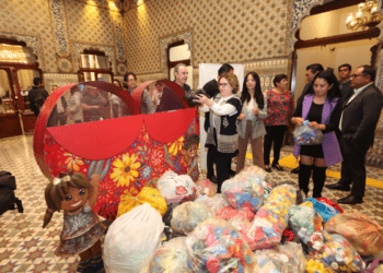 Voluntariado del Congreso de Puebla recibe donación de tapitas y prendas de abrigo