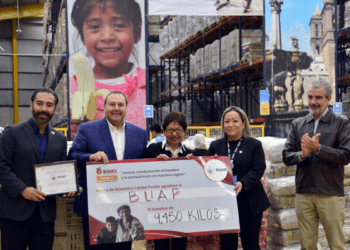 BUAP entrega al Banco de alimentos lo recaudado en la campaña “Decisión es Compartir BUAP 2023”