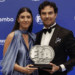 Checo Pérez recibe su premio de subcampeón del mundo de la Fórmula 1