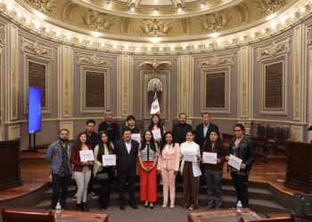 Voluntariado del Congreso de Puebla entrega reconocimientos a alumnos del Instituto de Artes Visuales