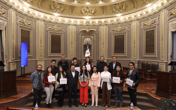 Voluntariado del Congreso de Puebla entrega reconocimientos a alumnos del Instituto de Artes Visuales